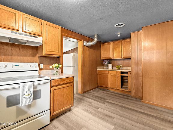 5th image of 211 Henderson Ave