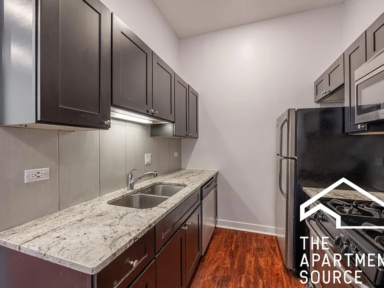 2944 W Montrose Ave #1R — Photo 1
