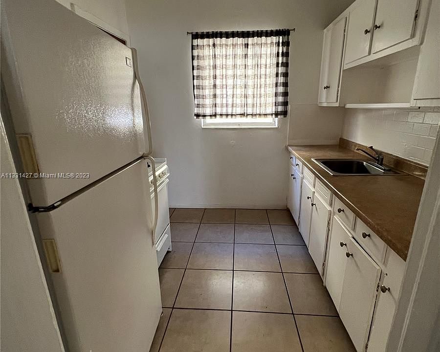 1st image of 935 Bay Dr #3
