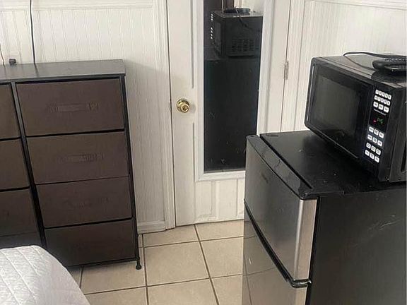 3rd image of 638 Wesley Ave Unit 2