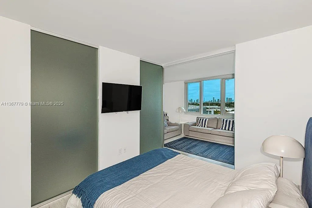 Roney Palace Condo — Photo 1