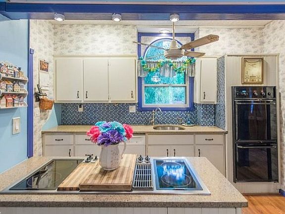 Beautiful eat-in kitchen!

