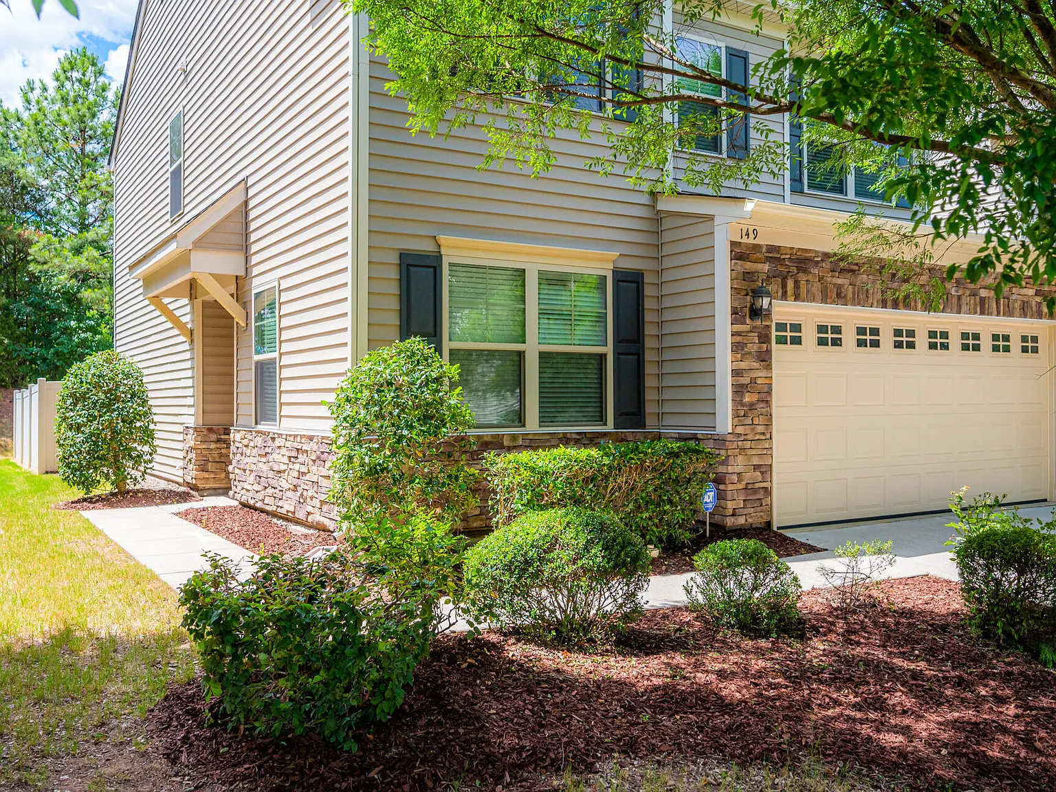 3 bed, 2.5 bath, 2058 sqft, $2,150 — Photo 2