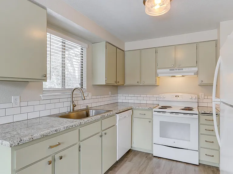 2910 & 2912 S Holden Ave — Photo 10