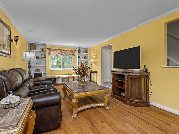 5th image of 2715 Oakmoor Dr