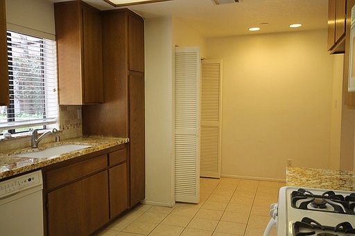 3rd image of 13331 Moorpark St APT 103