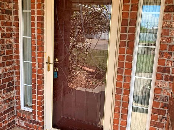 3rd image of 208 Elmwood Ct