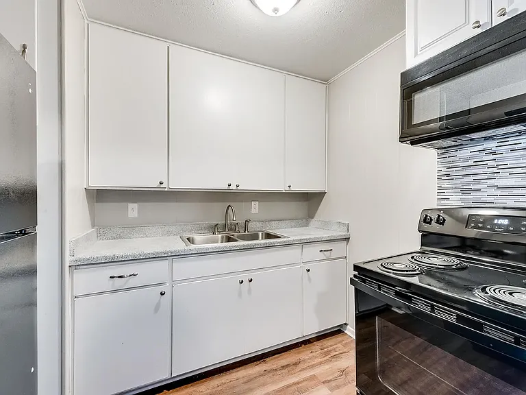 7102 Glenview Dr #204 — Photo 8
