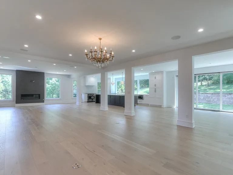 5095 Heathrow Blvd — Photo 1