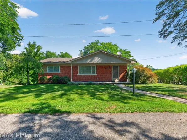 618 Chicago Dr, Howell, MI 48843