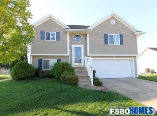 329 Lookout Dr SW, Cedar Rapids, IA 52404