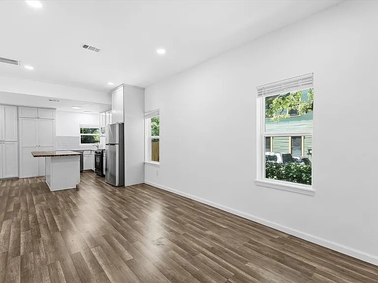 1215 E 12th St — Photo 12