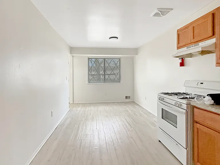24915 Mayfair St — Photo 3