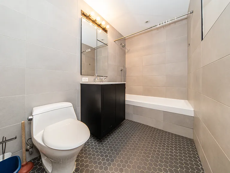 540 W 28th St #2D — Photo 13
