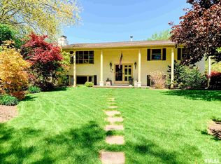 40 Circle Dr, Pekin, IL