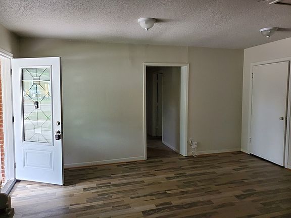 3rd image of 903 Avenue I