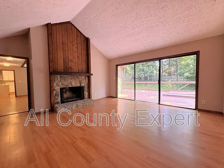1302 Colony Dr — Photo 15