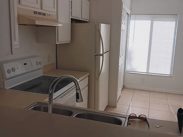 2202 Stonington Ave — Photo 3