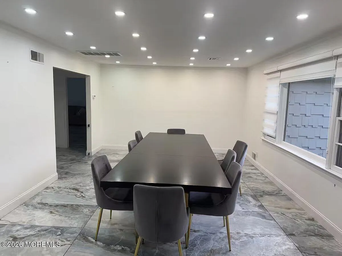 4 bed, 2803 sqft, $4,000 — Photo 4