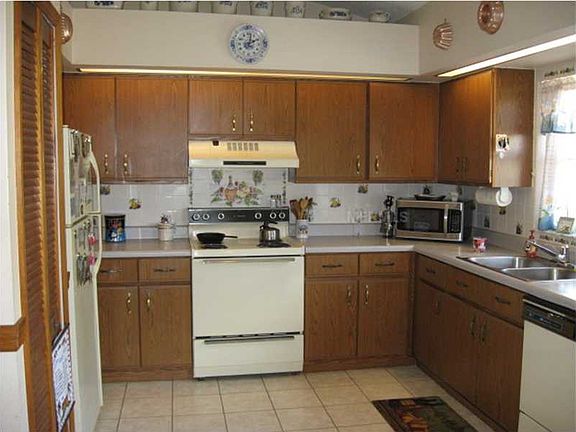 3rd image of 734 Fisher Dr