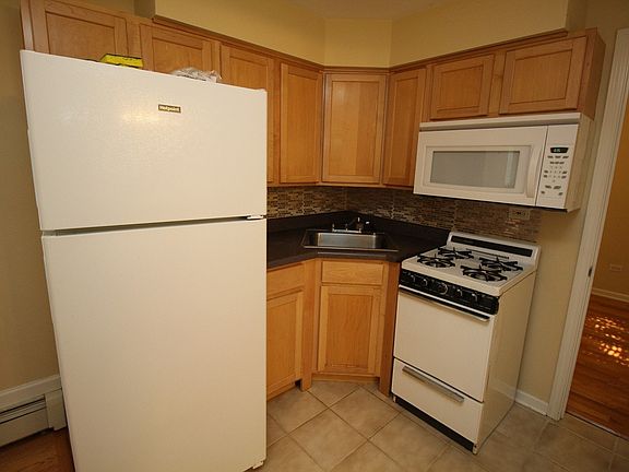 3rd image of 5952 N Winthrop Ave #1P