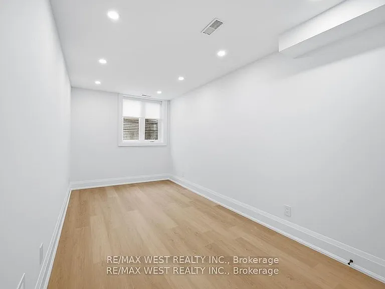390 Saint Clarens Ave #LOWER — Photo 6