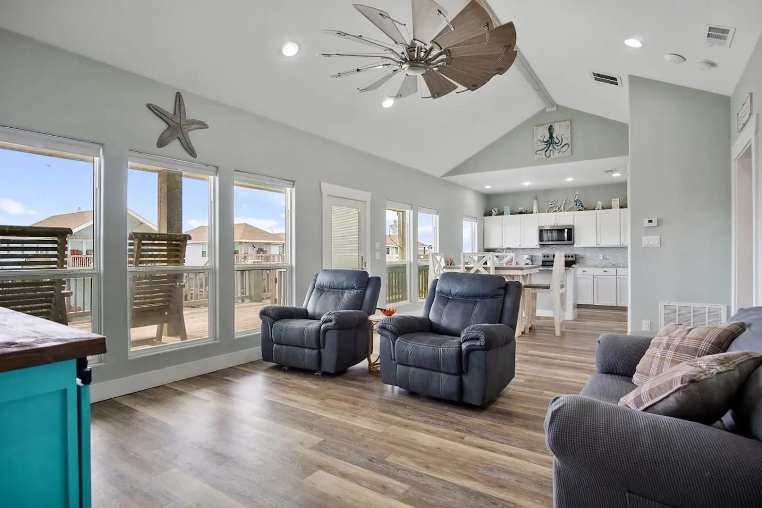 3 bed, 2.0 bath, 1248 sqft, $2,569 — Photo 2