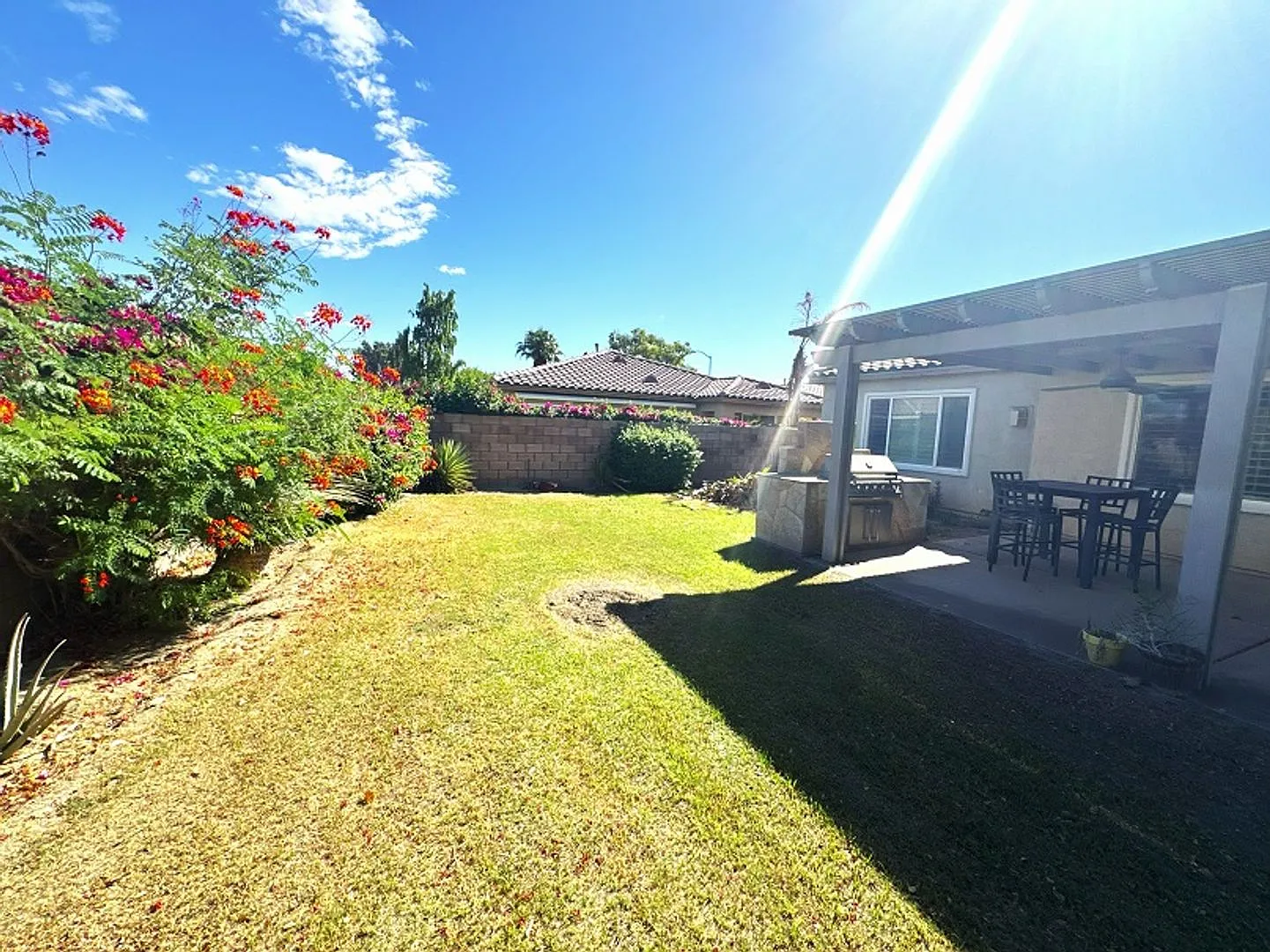 Beautiful Single story house Indian Palms Country Club. Gated Community with Tons of upgrades — Photo 3