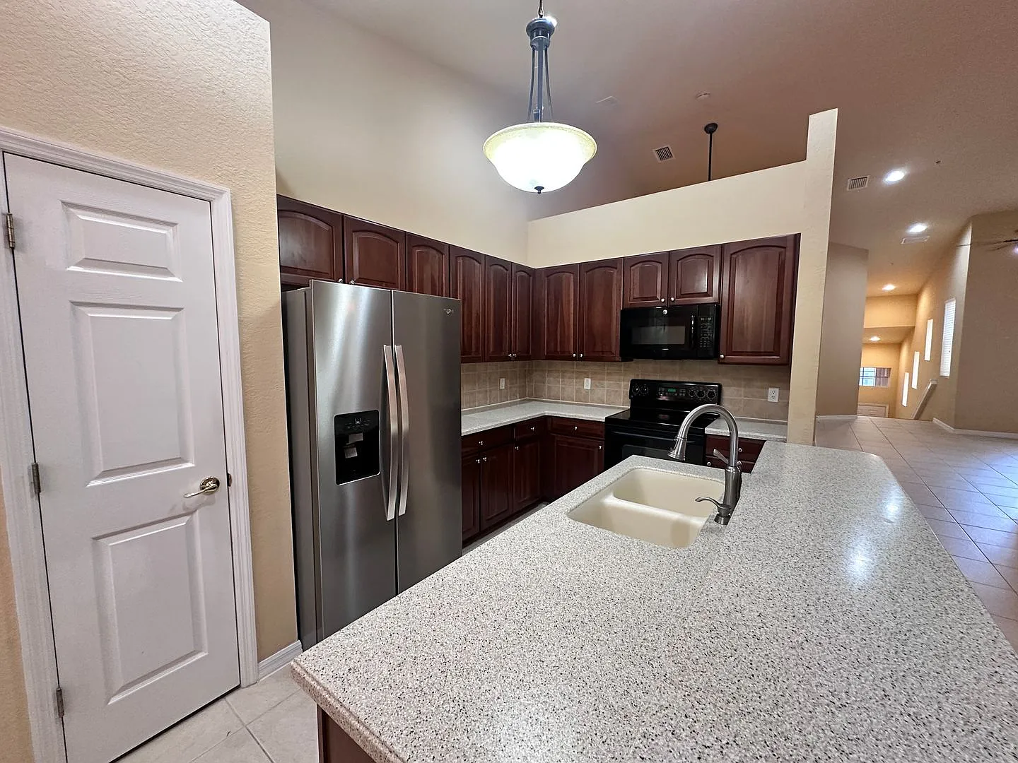 Welcome Home to Reflection Lakes! Spacious 3-Bedroom Condo — Photo 2