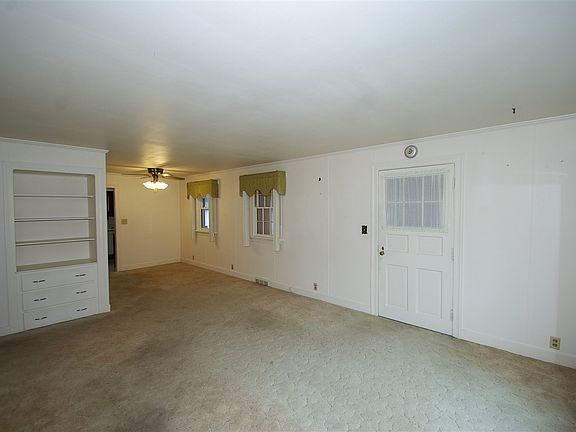 2nd image of 611 Sycamore Ln