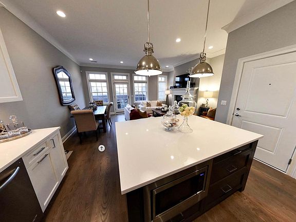 4th image of 1185 W Oakdale Ave #2