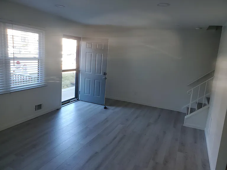 122 Stedwick Dr — Photo 2