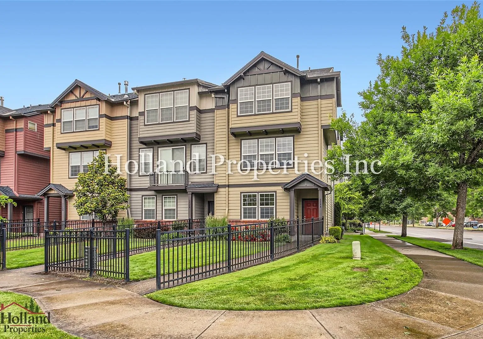 Wonderful 3-Level Hillsboro Townhouse! Special $500 credit on your first month's rent! — Photo 2