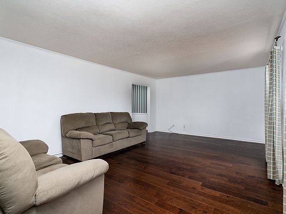4th image of 267 Hillwood Dr
