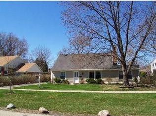 204 Lagoon Dr, Northfield, IL
