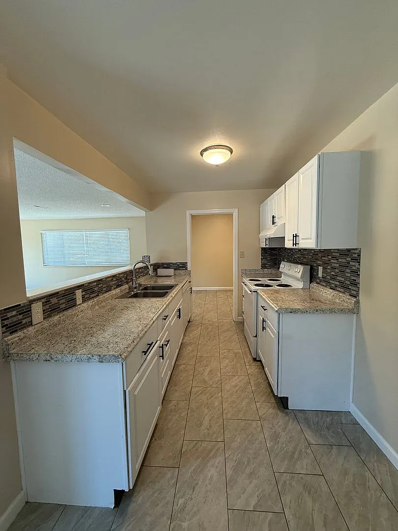 Large Corner Lot Home — Photo 3