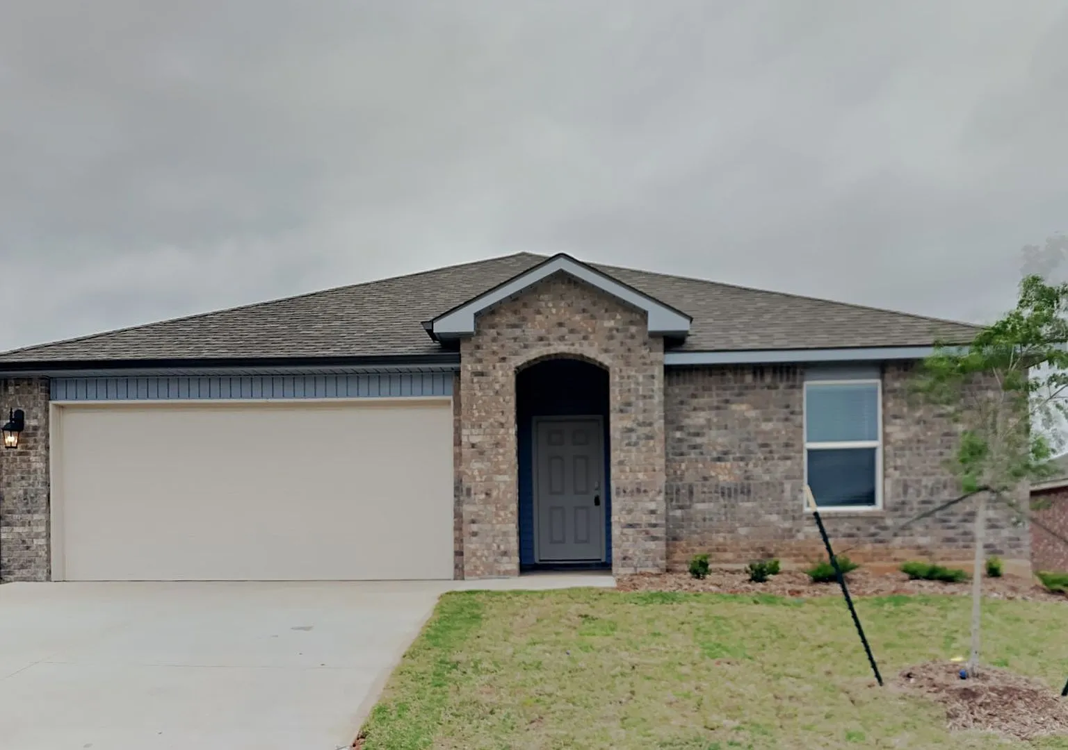 Very Nice 4 Bedroom 2 Bath in Yukon Schools — Photo 1