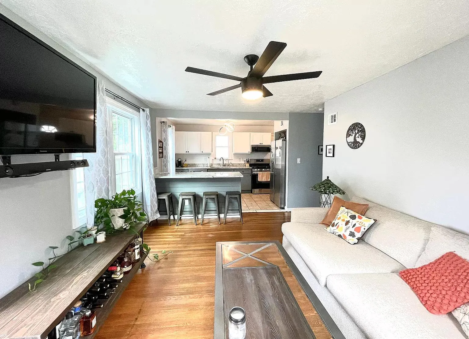 4 bed, 1365 sqft, $3,000 — Photo 2