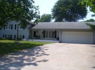 1833 Wynwood Dr, Carthage, MO 64836