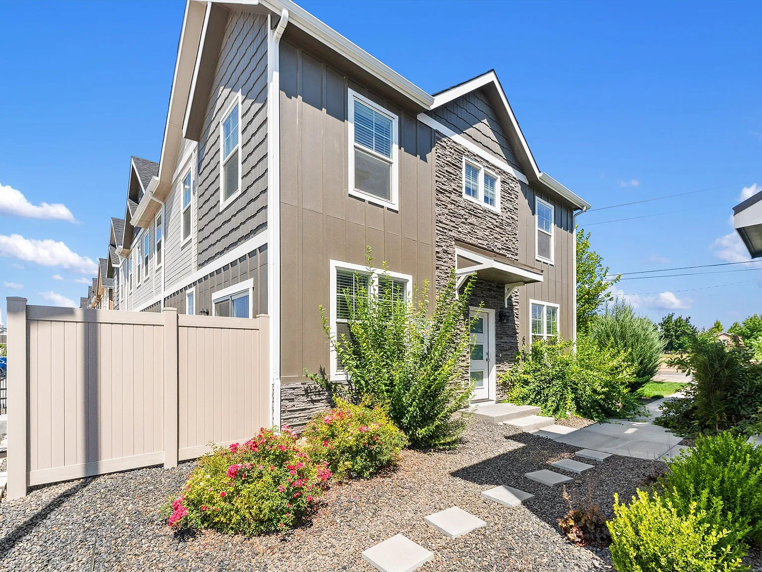 3 bed, 2.5 bath, 1280 sqft, $2,000 — Photo 1