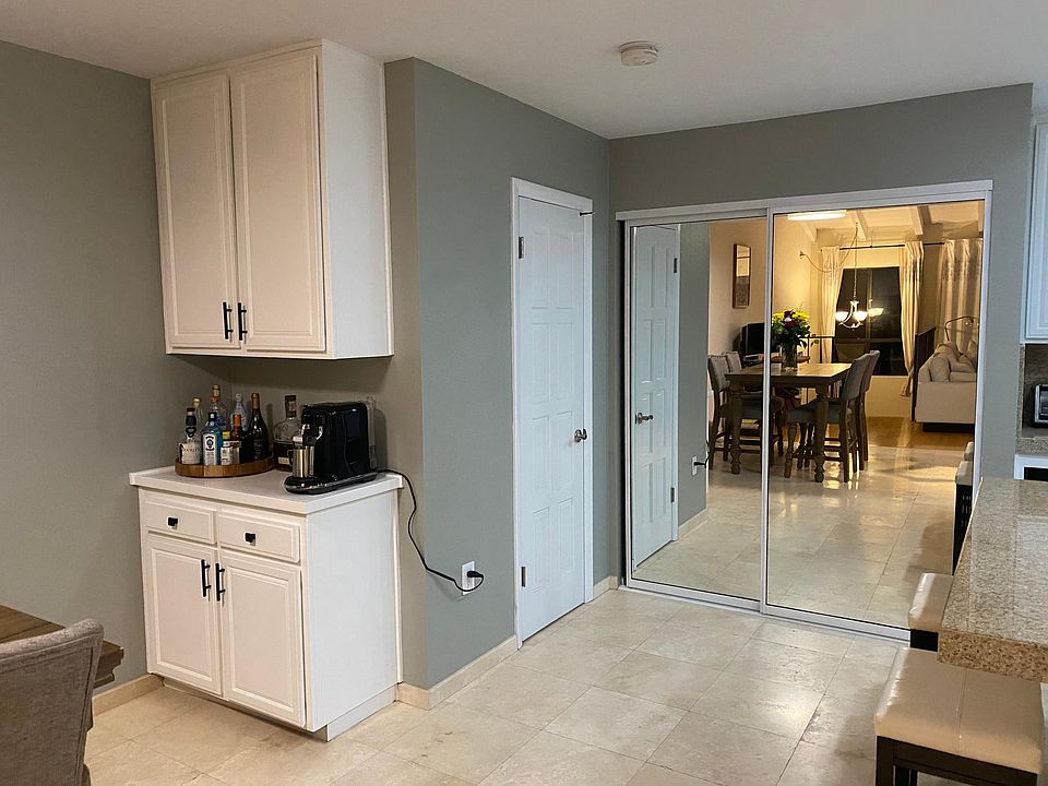 Half bath, dry bar, laundry closet