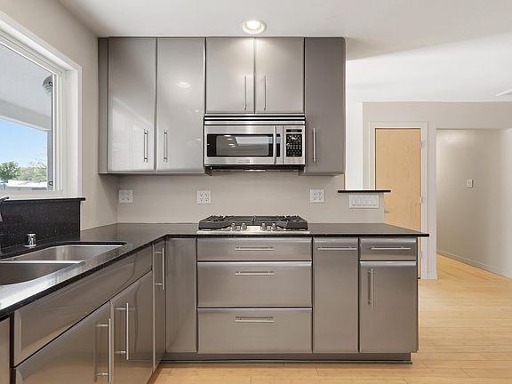 4th image of 2905 Charleston St NE
