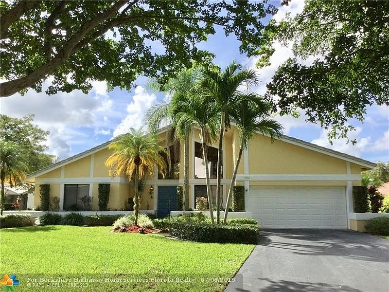 Center Cul de Sac location with lot size of 17,394 square feet ( larger than average Pine Ridge home site)
