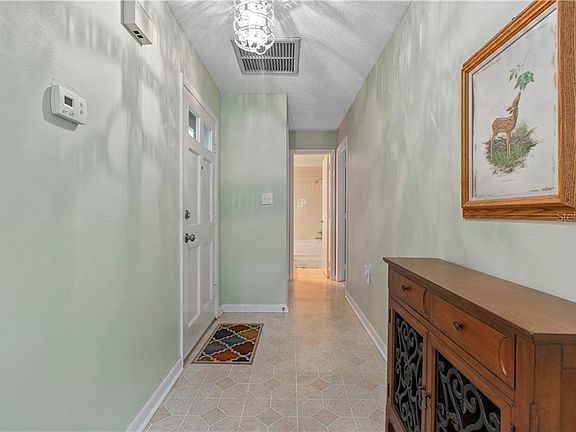 5th image of 647 Lark Dr