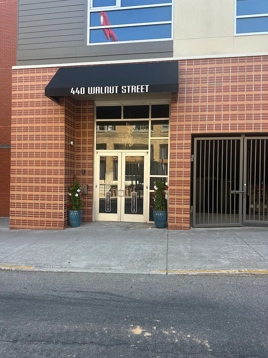 Building Photo - 440 Walnut St #402