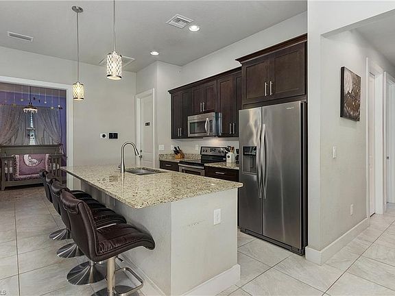 5th image of 313 SE 22nd St