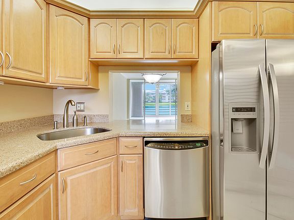4th image of 9430 Poinciana Place #215