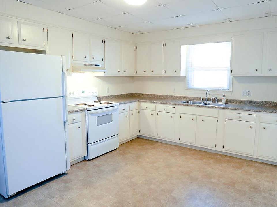 Nice size kitchen with lots of storage
