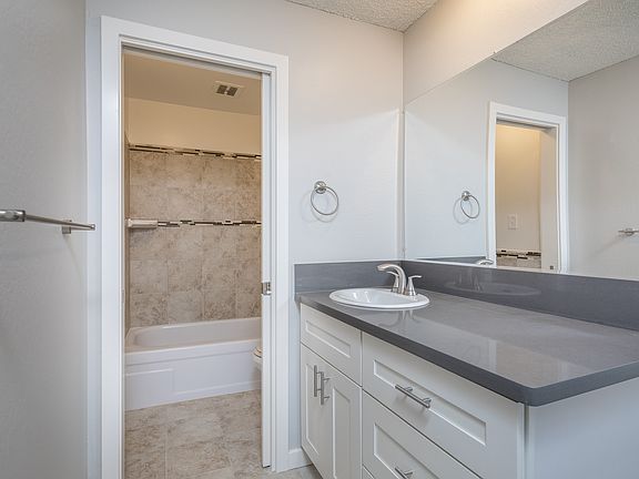 4th image of 540 Elm St #27