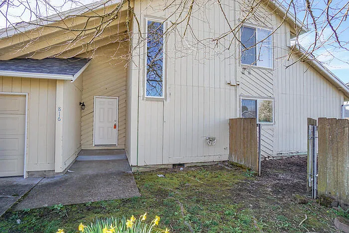 816 SE Olympia Dr — Photo 2